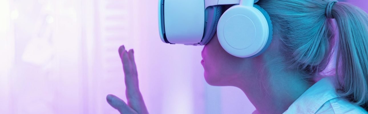 woman-wearing-virtual-reality-simulator
